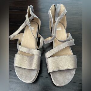 Eileen Fisher Size 10 gold metallic flat sport strappy sandals